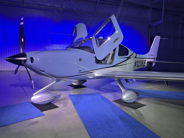 Cirrus SR-22 (N123KE)