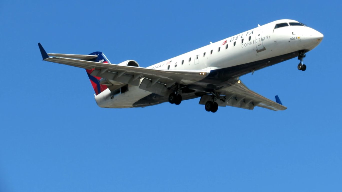 Canadair Regional Jet CRJ-200 (N824AY)