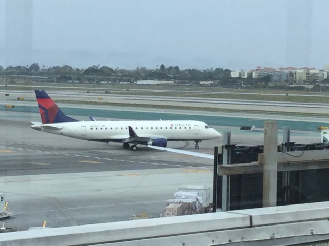 Embraer 175 (N254SY) - Taxing to runway for take off.