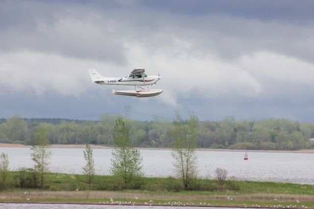 C-FHSZ — - Cessna 172 Skyhawk C-FHSZ En vol au dessus du fleuve St-Laurent en face de Lavaltrie QC 15-05-2012 