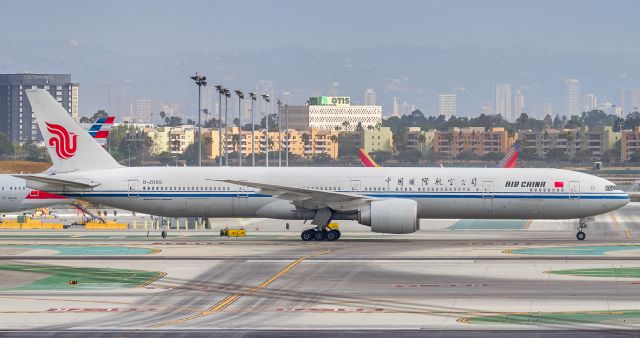 BOEING 777-300 (B-2085)