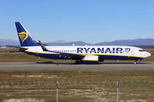 Boeing 737-700 (9H-QDC)