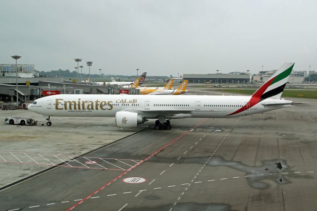 BOEING 777-300 (A6-EGY)