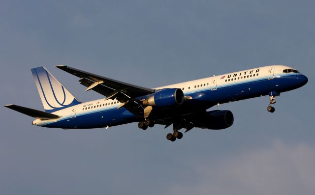 Boeing 757-200 (N574UA) - Landing at Sea-Tac