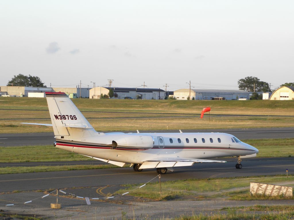 Cessna Citation Sovereign (EJA387P) - N387QS taxiing clear of 14 at KBLM