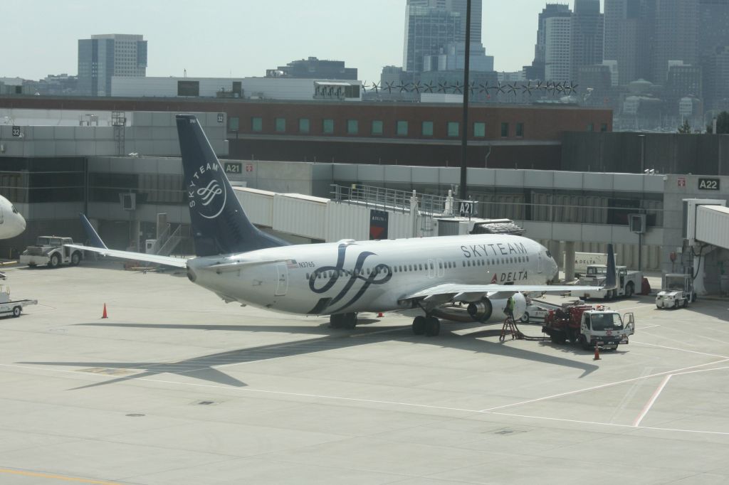 Boeing 737-800 (N3765)