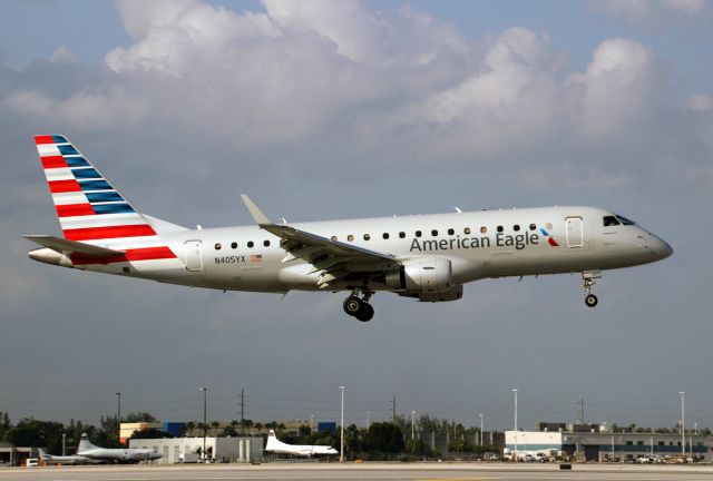 Embraer 175 (N405YX)