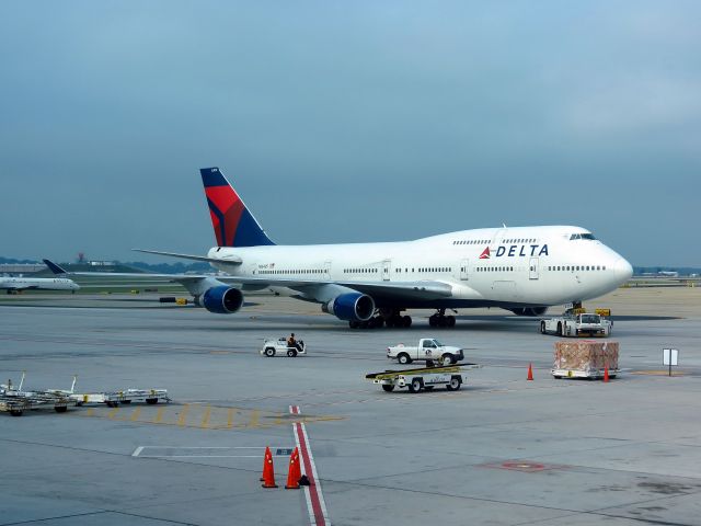 Boeing 747-400 (N664US)