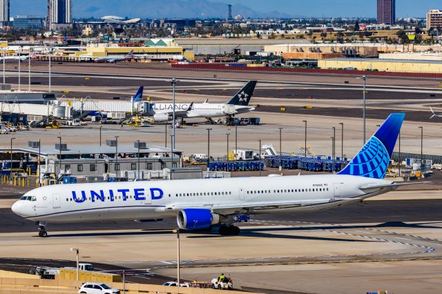 BOEING 767-400 (N76065) - A United Airlines 767-400 taxiing at PHX on 2/24/23. Taken with a Canon R7 and Canon EF 100-400 ii lens.