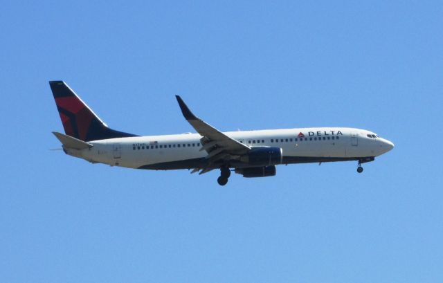 Boeing 737-800 (N3769L) - Landing on RWY 9