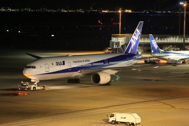 Boeing 777-200 (JA710A) - 24 December 2016