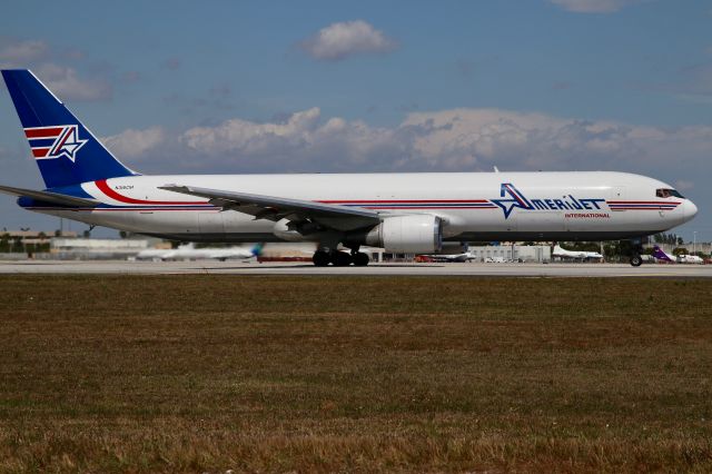 BOEING 767-300 (N316CM)