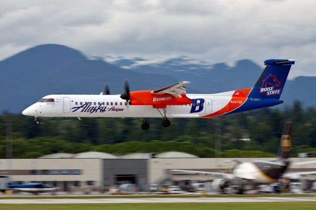 de Havilland Dash 8-400 (N437QX)