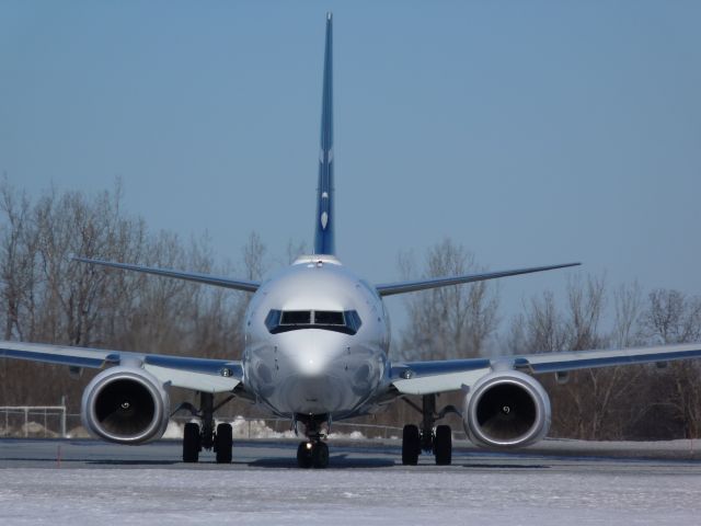 Boeing 737-700 (C-GWSP) - prepping for take-off