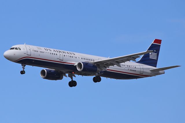 Airbus A321 (N564UW) - Landing.