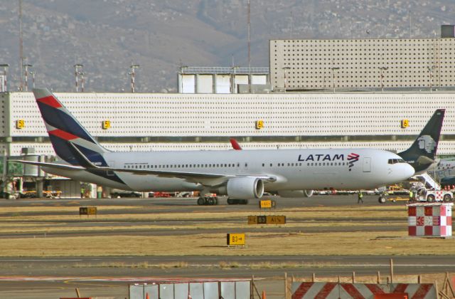 BOEING 767-300 (PT-MOD) - LATAM Brasil / Boeing 767-316ER(BCF) / MSN 40799 / PT-MOD / MMMX 01/2023