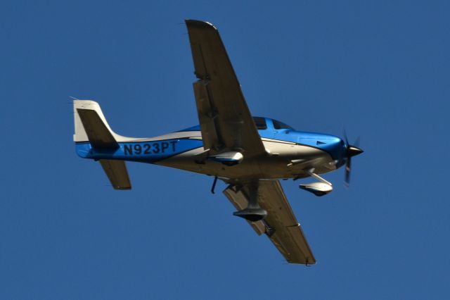 Cirrus SR-22 (N923PT) - WOLFE AVIATION LLC on final at KCLT - 10/8/18