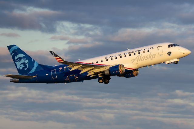 Embraer 175 (N651QX)