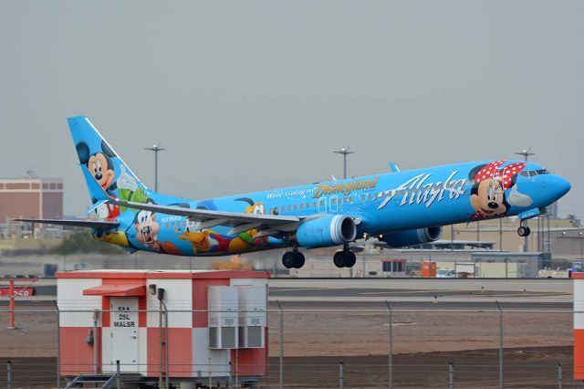 Boeing 737-900 (N318AS) - Alaska Boeing 737-990 N318AS Spirit of Disneyland at Phoenix Sky Harbor on December 16, 2017.