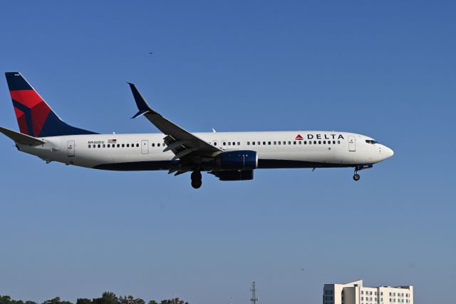 Boeing 737-900 (N940DU) - Captured from Vickery Community Center
