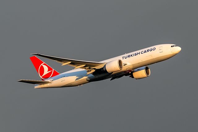 BOEING 777-200LR (TC-LJM)
