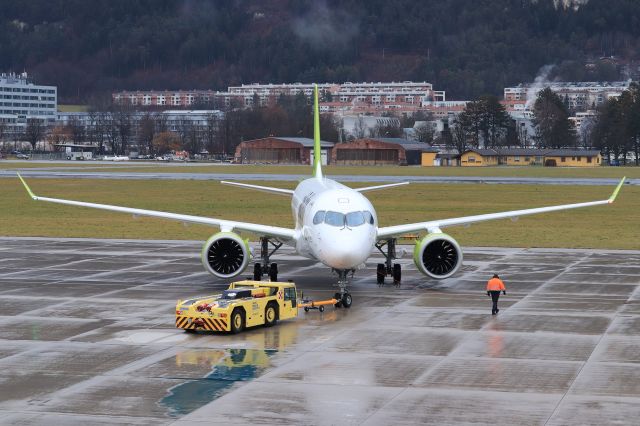 Airbus A220-300 (YL-CSG)