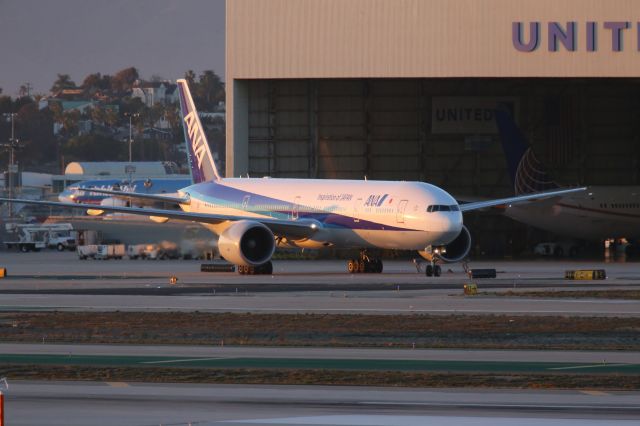 BOEING 777-300ER (JA733A)