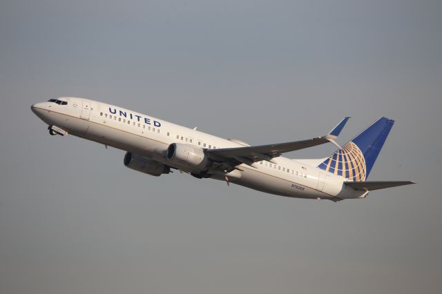 Boeing 737-800 (N76269)