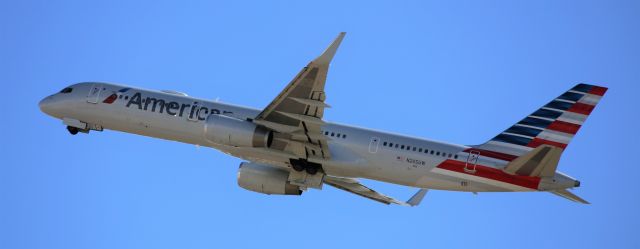 Boeing 757-200 (N205UW) - 22 Oct 18