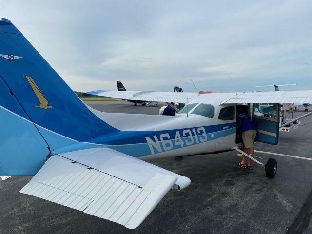 Cessna Skyhawk (N64313)