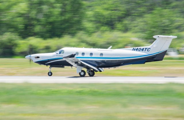 Pilatus PC-12 (N404TC) - Landing runway 15 at Aspen