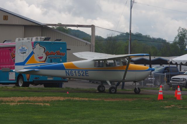 Cessna Skyhawk (N6152E)