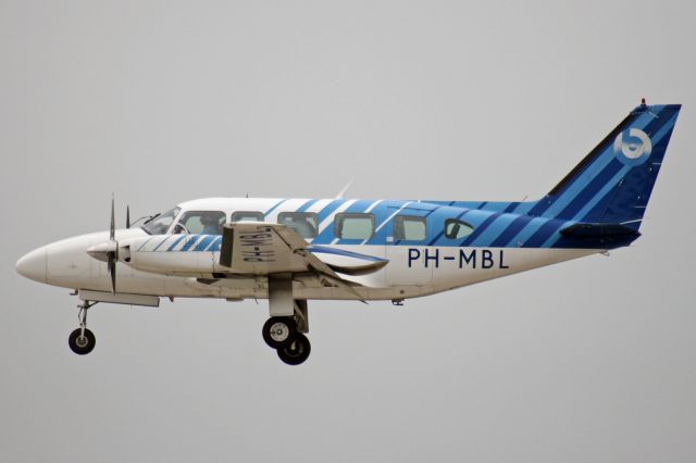 Piper Navajo (PH-MBL)