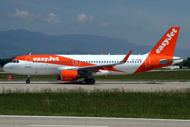Airbus A320 (HB-JXM) - Lining up to depart rwy 04 on 23-May-19 operating flight EZS1363 to LFRS.
