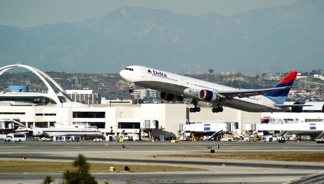 BOEING 767-400 (N837MH)