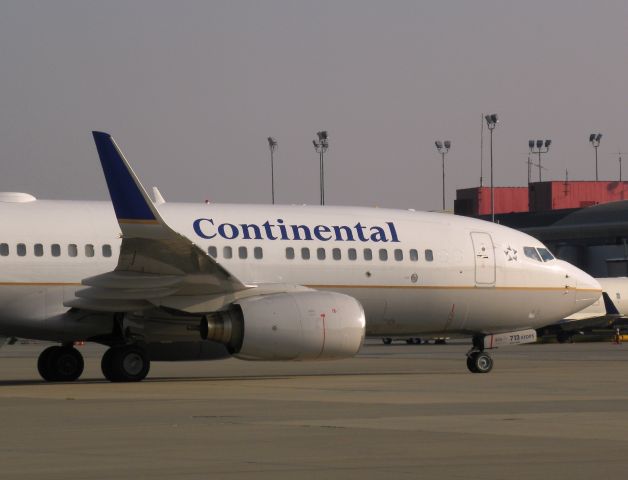 Boeing 737-700 (N16713)