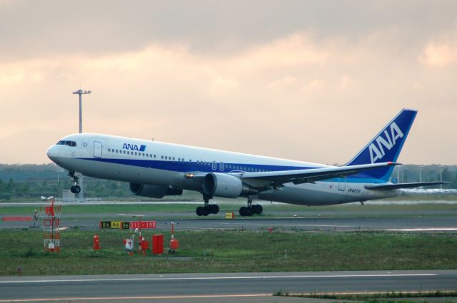 BOEING 767-300 (JA8273) - 2011-08-21