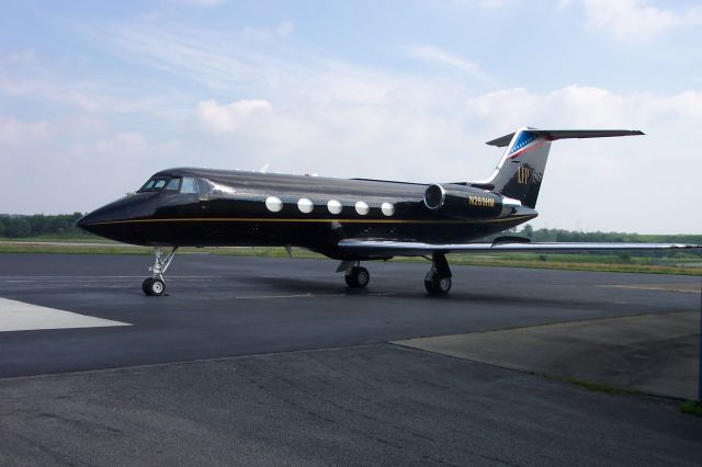 Gulfstream American Gulfstream 2 (N269HM) - LARRY FLYNTS HUSTLER GULFSTREAM II PARKED AT BIG SANDY AIRPORT IN PRESTONSBURG, KY.