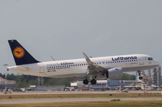 Airbus A320 (D-AINB) - MUNICH - MALPENSA.