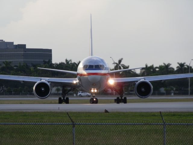 BOEING 767-300 (N352AA)