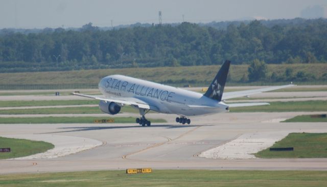 Boeing 777-200 (N76021) - 777-200 lifting off of 15L at IAH.