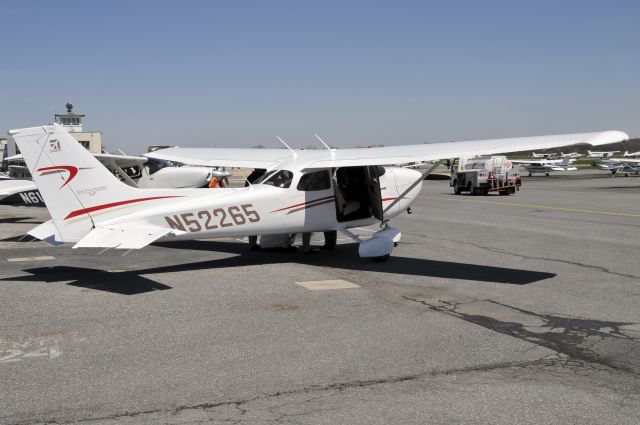 Cessna Skyhawk (N52265) - Seen at KFDK on 4/18/2009.