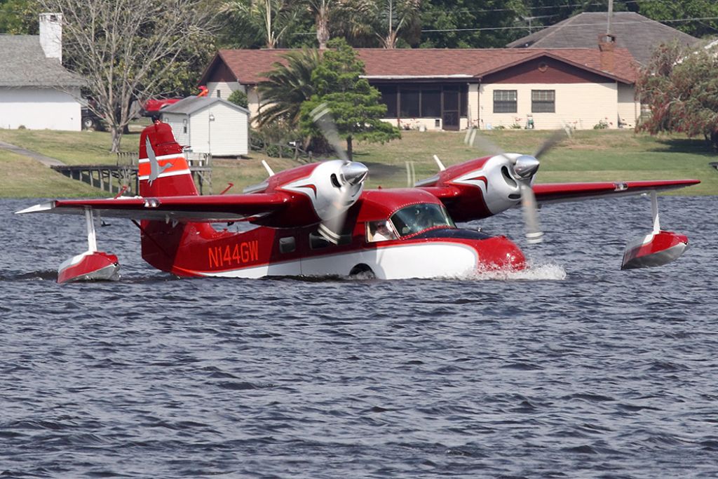 Grumman G-44 Widgeon (N144GW) - Landing on Lake Agnes in Florida