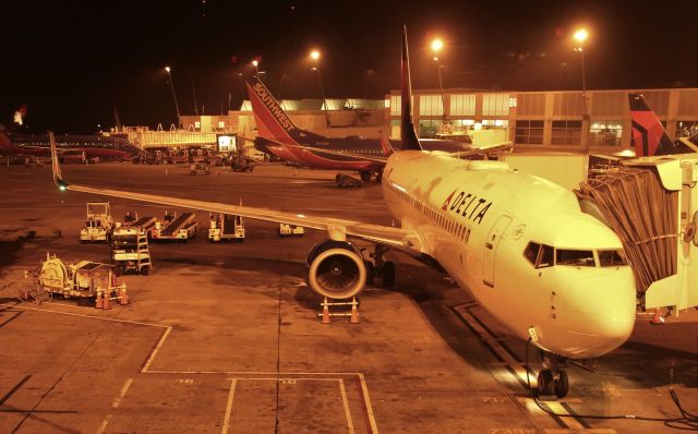 Boeing 737-800 (N3740C)