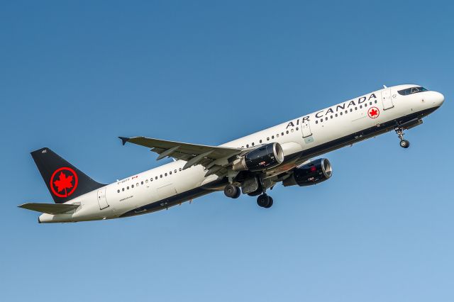 Airbus A321 (C-GITY) - Taking off from runway 06L and heading to Edmonton, operating as ACA165