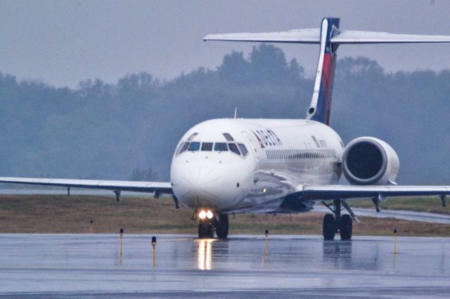 Boeing 717-200 (N977AT) - Delta 717-200 arrives into Harrisburg on a rainy gloomy day.