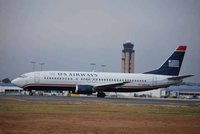 BOEING 737-400 (N452UW) - Taxiing into position runway 18L - 10/23/09