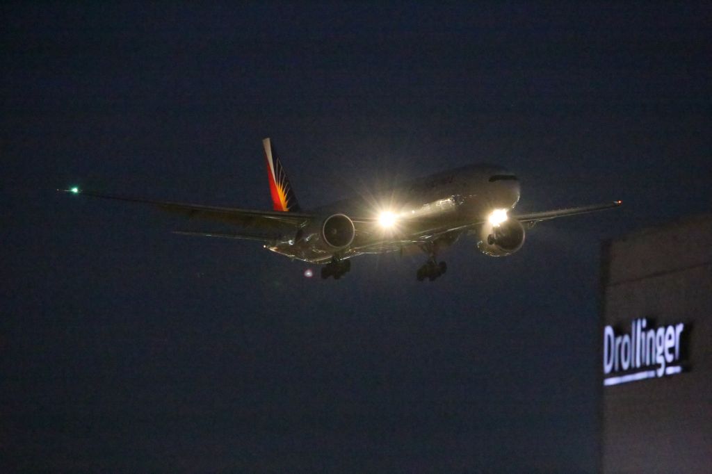 BOEING 777-300ER (RP-C7777)