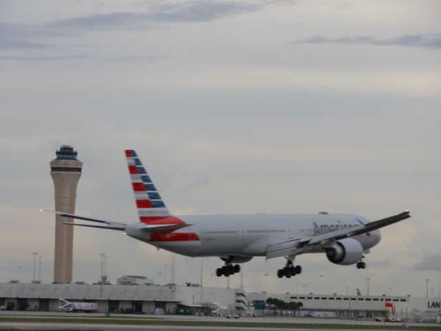 BOEING 777-300ER (N725AN)