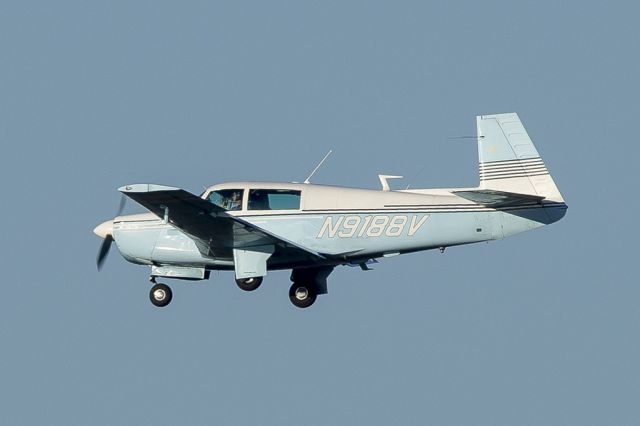 Mooney M-20 (N9188V) -  Mooney M-20 (monomoteur à piston) (M20P)